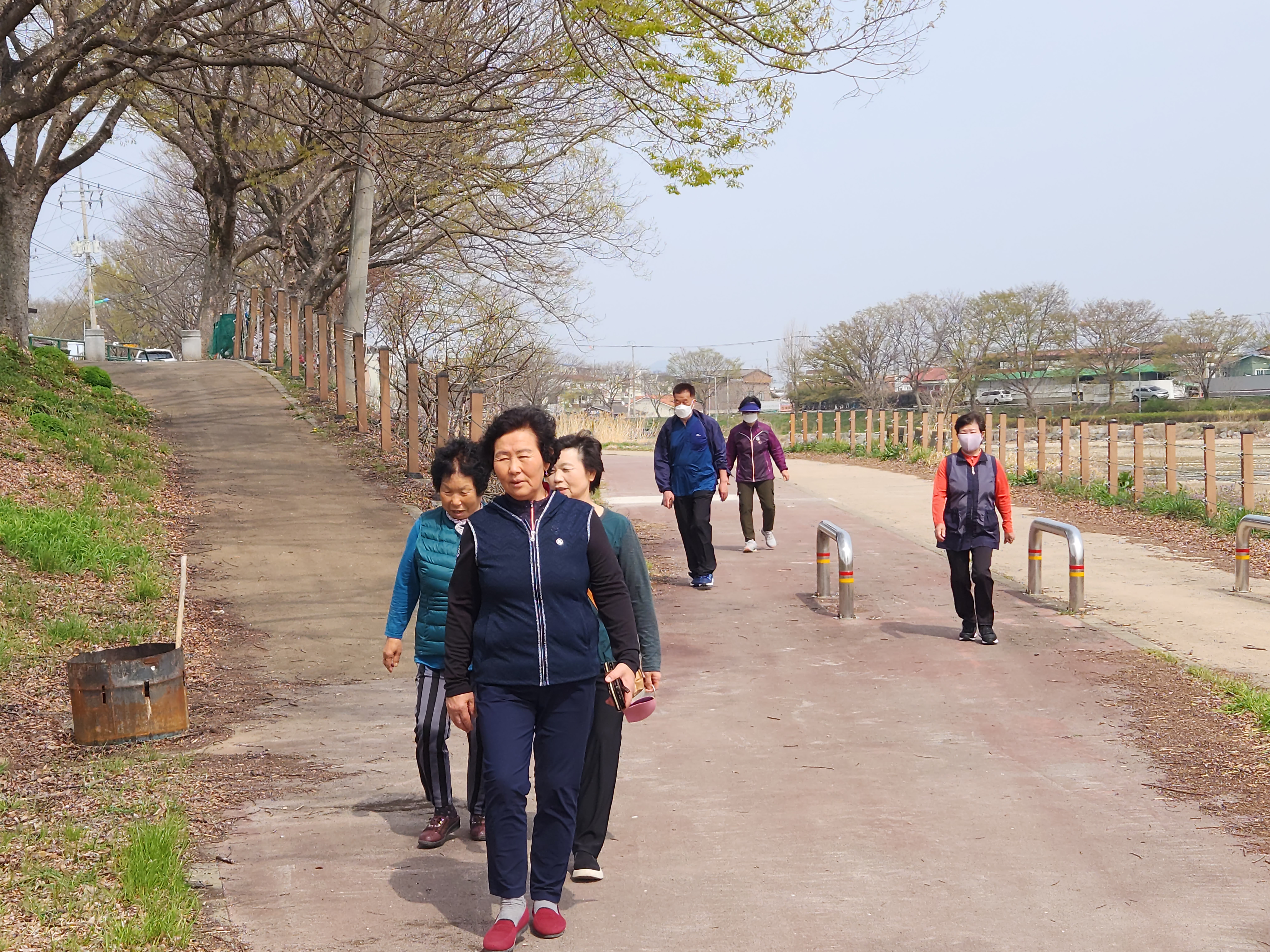 지역조직화 사업-양각마을 주민 커뮤니티프로그램 “천변걷기”-사진1
