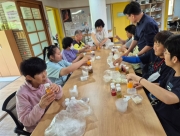 주간활동 이용자와 함께한 '과일푸딩 만들기' 프로그램