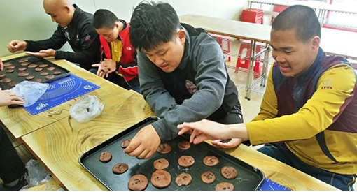 혜림주간보호센터 - 장애인들이 쿠키를 굽는 모습