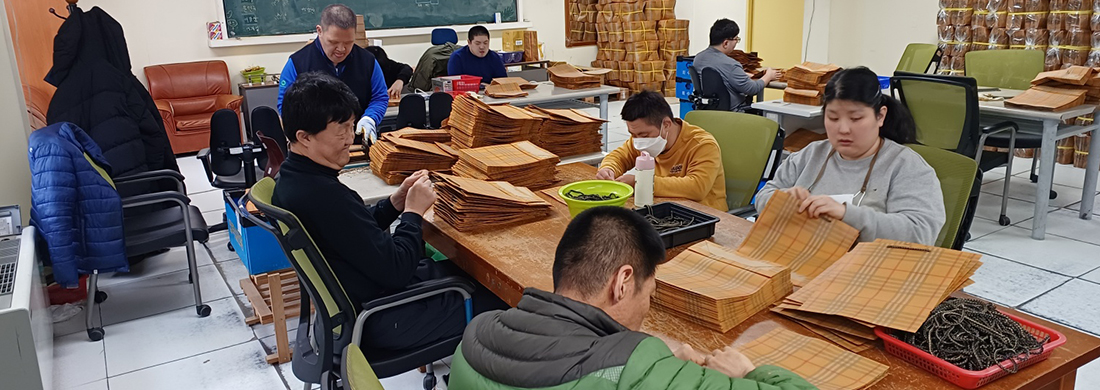 직업지원사업 관련사진 - 식품공장 앞에서 단체사진