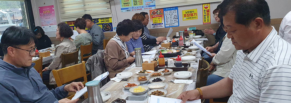 지역사회 네트워크 사업 관련사진 - 강당에 모여있는 아이들