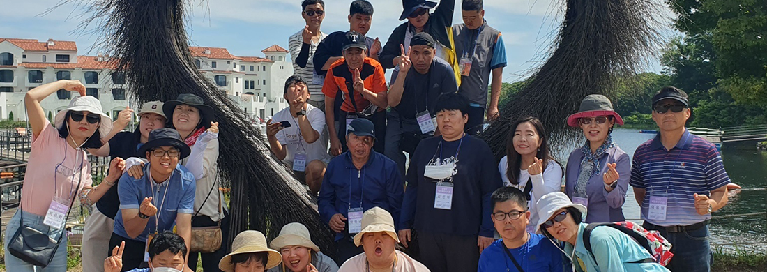 사회서비스 지원 사업 관련사진 - 컴퓨터 교육 중인 회원들