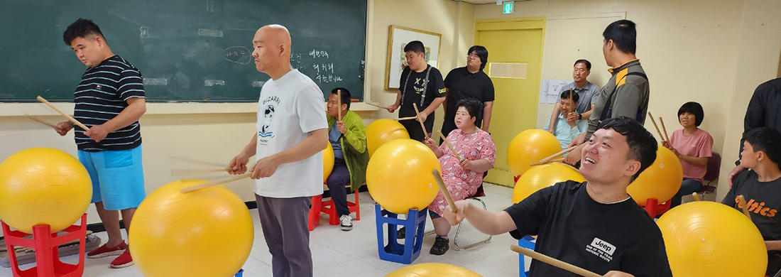 주간보호사업 관련사진 - 향가터널 앞에서 단체사진