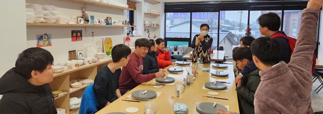 단기보호사업 관련사진 - 정자 앞에서 단체사진