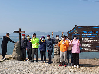 돌하르방 옆에서 단체사진