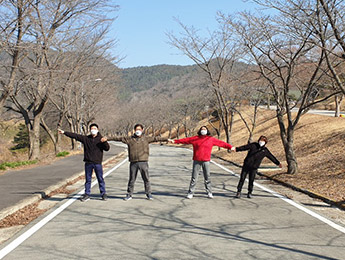 일시돌봄센터 - 산책중인 회원들